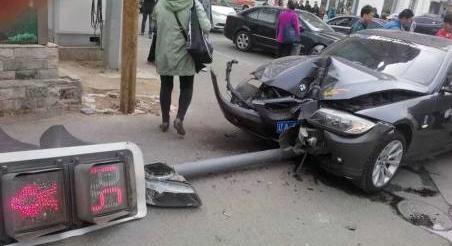 宝马借给别人之后非常难开,宝马借别人出事故