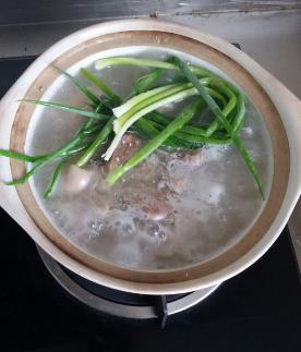 怎样快速做好一锅汤汁浓、白、稠的猪蹄