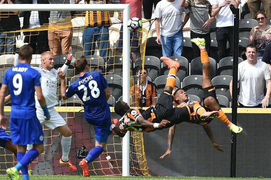 莱斯特城输升班马不冤，对手双人倒钩载入史册，真人版致敬大空翼