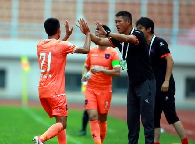 *疆新**进前四跻身冲超军团，权健屠深圳回榜首，北控人和皆掉队