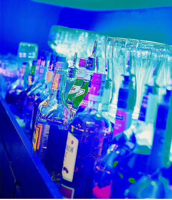 为了走出幻境，我花高价进入了那间酒吧