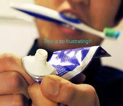 让你牙齿白到发光的网红牙膏,怒刷30次黑卡