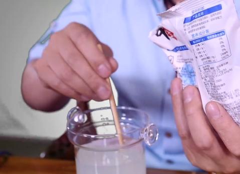 放多少盐入水中来鉴别蜜蜡真假,用紫外线怎么鉴别蜜蜡的真假