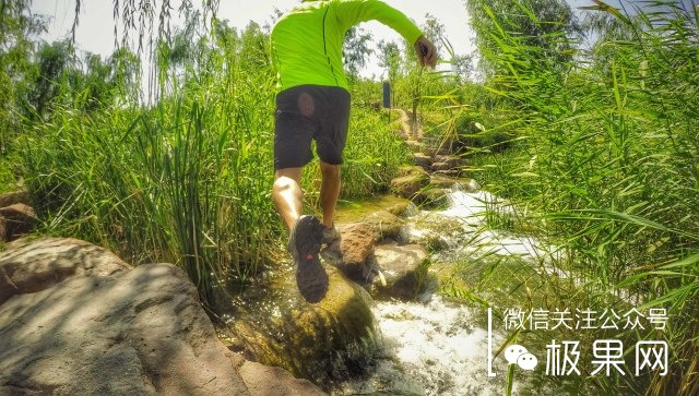 如何选择一双越野跑鞋,越野跑穿的跑鞋