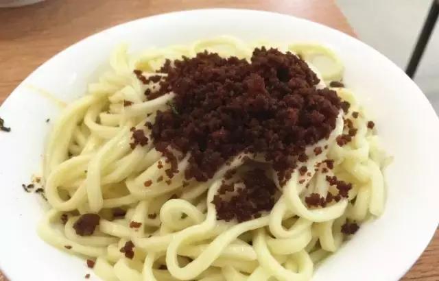 招牌都没有！开在厕所边！5家脏乱差的“黑店”门口却有一排豪车