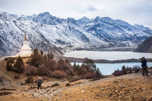 这座古村被雪山层层包围是冰川里的世外桃源