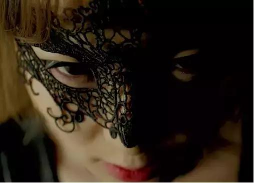 “微微一笑”头号嫌犯七夕露马脚：蒙面少女酒店花式抖S