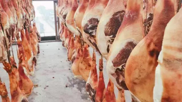 哪个地方有火腿 (有火腿的地方)