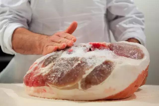 哪个地方有火腿 (有火腿的地方)