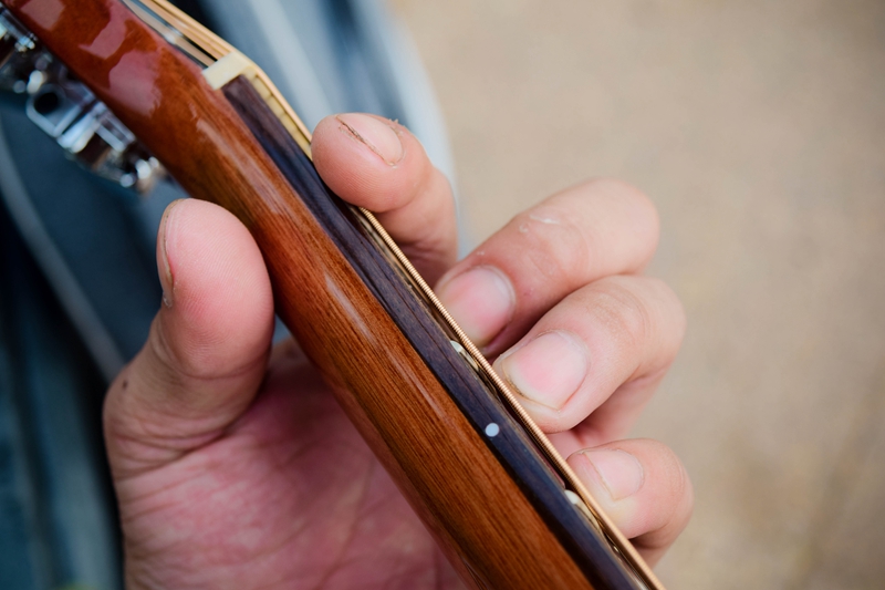 如何选择一把初学入门吉他,通用吉他最好的入门教程