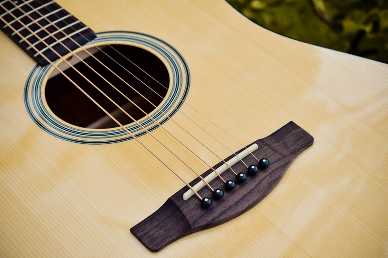 如何选择一把初学入门吉他,通用吉他最好的入门教程