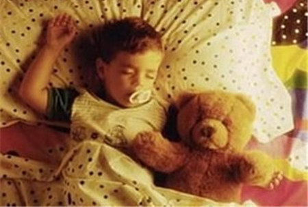 6岁孩子胸部开始发育？妈妈这样的恶习伤害的不仅仅是眼睛！