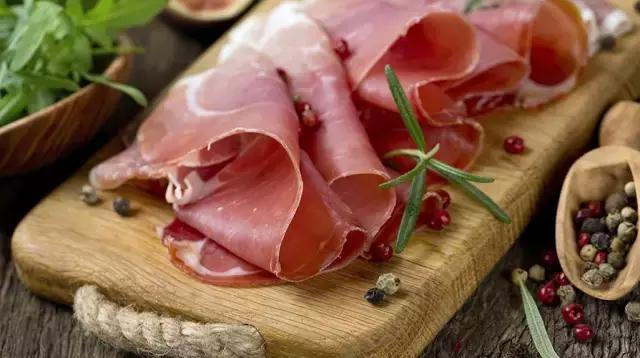 哪个地方有火腿 (有火腿的地方)