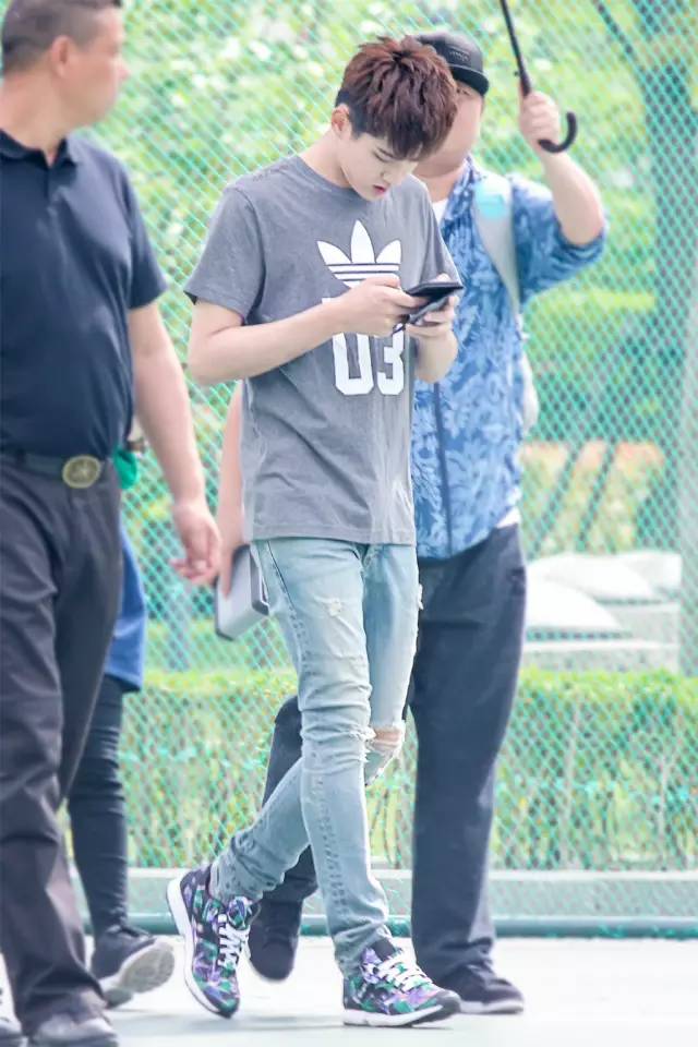 搭配|论破洞牛仔裤正确的打开方式