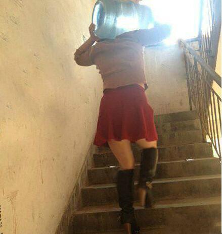 妹子你知道吗？衣服破了个口子，快点回去补补吧！