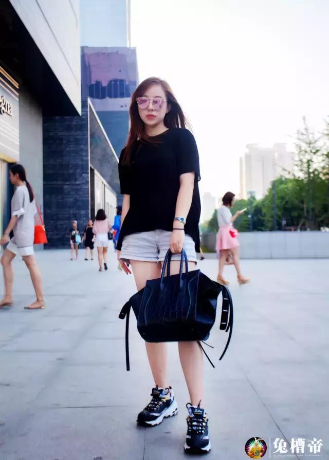 穿上运动鞋去跑10公里,穿上跑鞋就可以运动