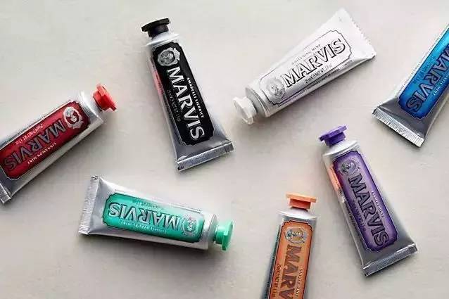 让你牙齿白到发光的网红牙膏,怒刷30次黑卡