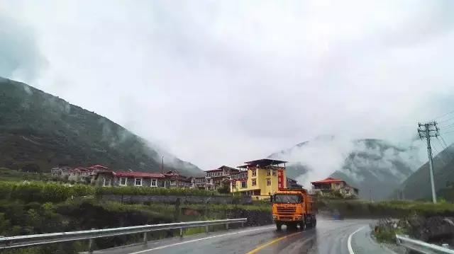 色达红色房子在哪,色达震撼的红房子