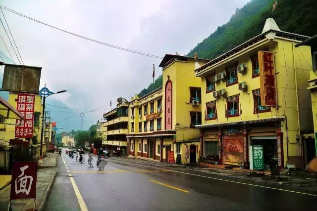 色达红色房子在哪,色达震撼的红房子