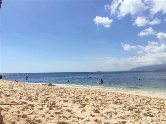 三亚旅行结婚纪念日,小两口结婚纪念日在家过二人世界