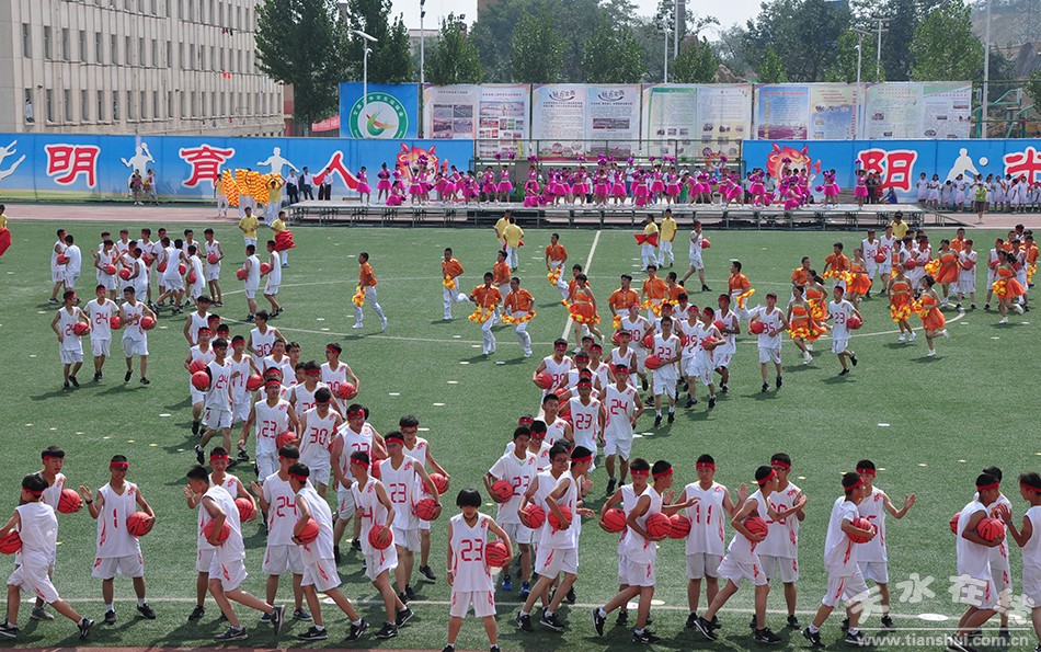 爸爸看到夏令营的女儿晒黑了,爸爸看到女儿军训被晒黑