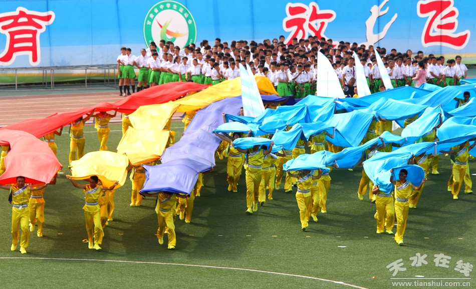 爸爸看到夏令营的女儿晒黑了,爸爸看到女儿军训被晒黑