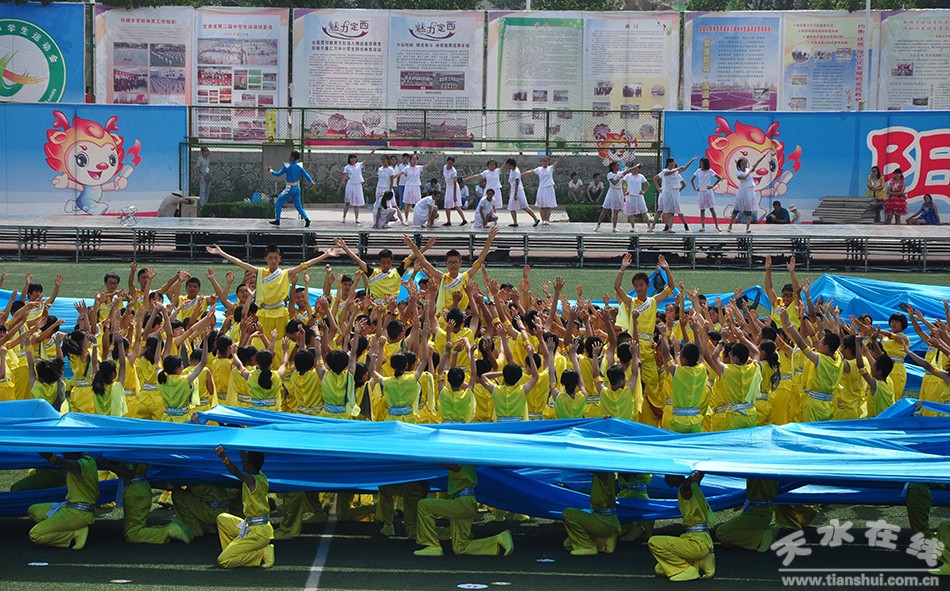 爸爸看到夏令营的女儿晒黑了,爸爸看到女儿军训被晒黑