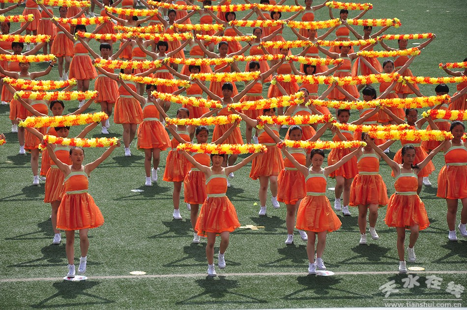 爸爸看到夏令营的女儿晒黑了,爸爸看到女儿军训被晒黑