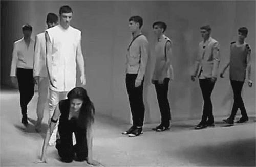 一穿高跟鞋走路就外八怎么办,一穿高跟鞋就o型腿怎么办