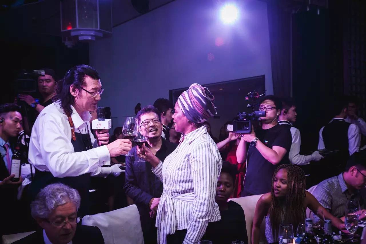 视频从“酥不腻”到“吃不腻”，谁和大董有一腿