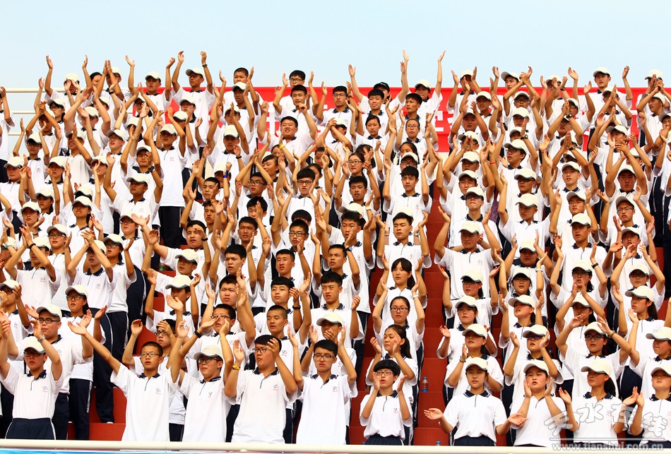 爸爸看到夏令营的女儿晒黑了,爸爸看到女儿军训被晒黑