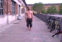 别人都光着，这货穿了个裤衩，嗯，一定是搓澡的！