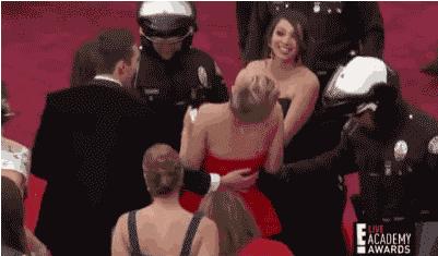 一穿高跟鞋走路就外八怎么办,一穿高跟鞋就o型腿怎么办