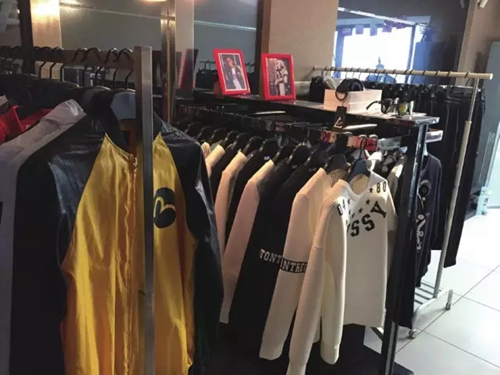 重庆个性潮店其实很多 分分钟秒杀网购代购