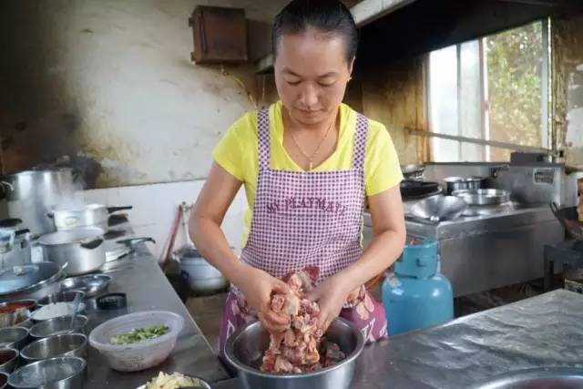 云南美食酸菜红豆猪脚,宾川县酸汤猪脚