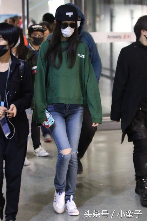 唐嫣机场卫衣搭风衣,唐嫣穿卫衣变运动系