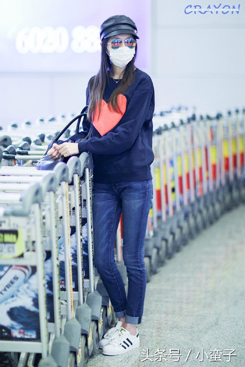 唐嫣机场卫衣搭风衣,唐嫣穿卫衣变运动系