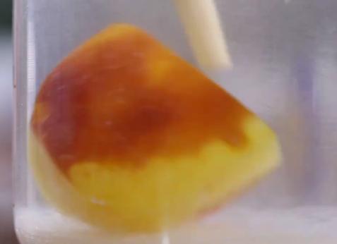 放多少盐入水中来鉴别蜜蜡真假,用紫外线怎么鉴别蜜蜡的真假