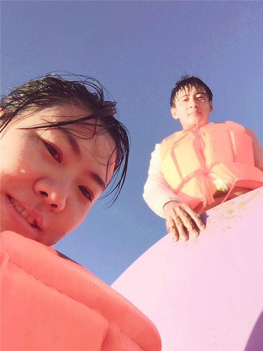 三亚旅行结婚纪念日,小两口结婚纪念日在家过二人世界