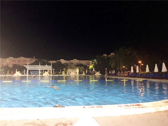 三亚旅行结婚纪念日,小两口结婚纪念日在家过二人世界