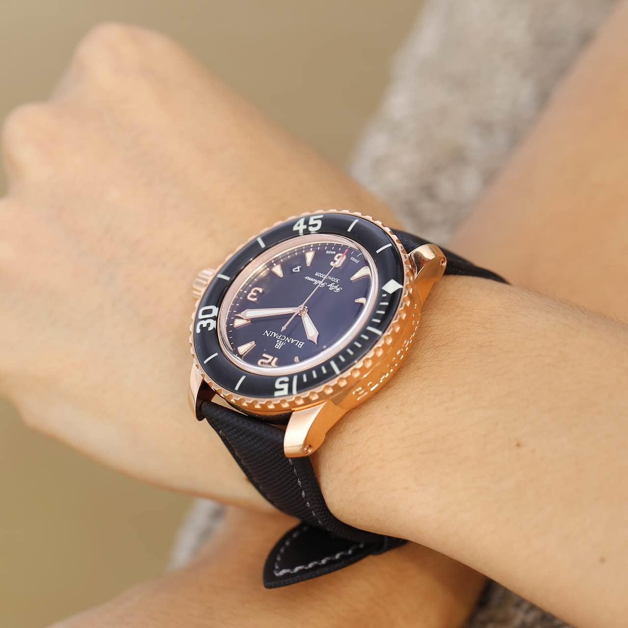 男人最好的名片是自己身边的女人,男人手腕戴的玉腕牌