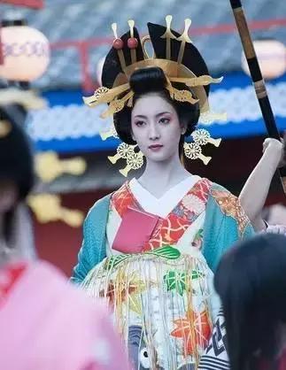 菜菜绪霸气,菜菜绪黑裙礼服