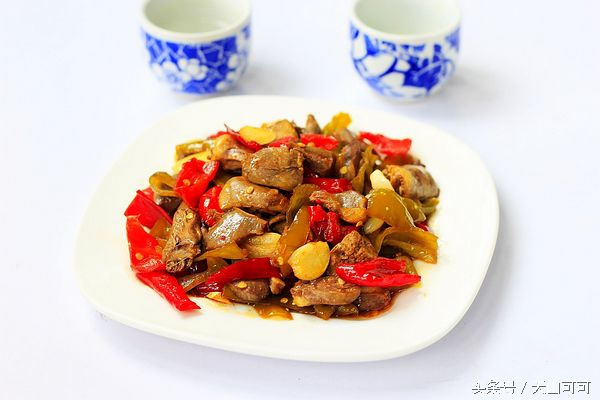 鸡杂炒酸辣椒做法,火爆鸡杂怎么炒又嫩又好吃