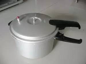 高压锅又炸伤人！你知道吗？用高压锅要注意这四点！