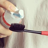 让你牙齿白到发光的网红牙膏,怒刷30次黑卡