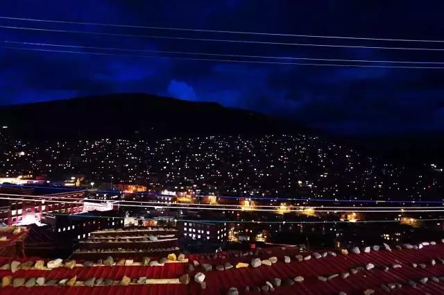 色达红色房子在哪,色达震撼的红房子