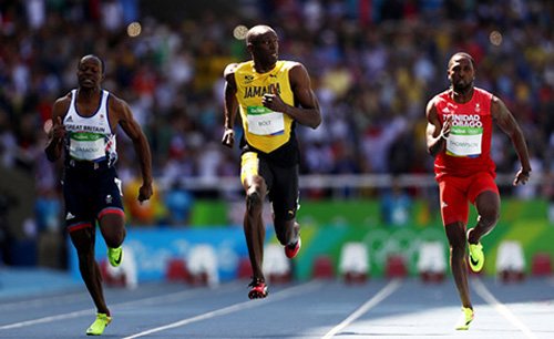 博尔特以漂移的速度创造世界纪录,博尔特逆天超车