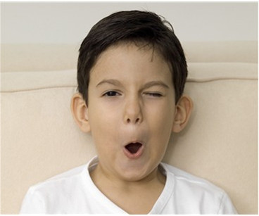 小孩控制不住挤眼,小孩总不自觉挤眼睛挂什么科