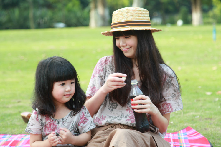 小孩控制不住挤眼,小孩总不自觉挤眼睛挂什么科