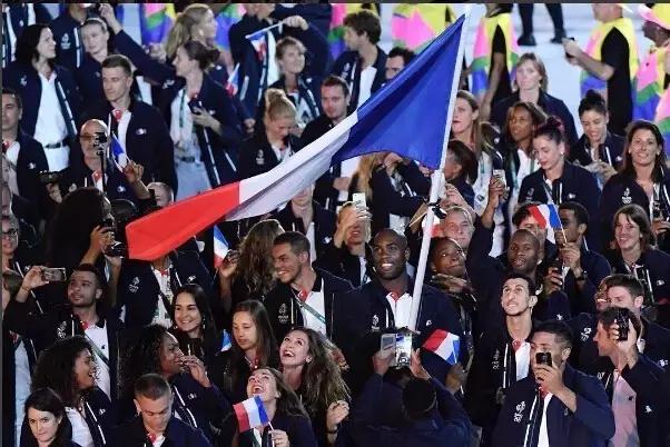 属于LACOSTE的竞技场，“法国*旗国**色”鞋履献奥运！